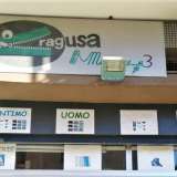 Salutiamo Santa e ci spostiamo a Poggiofranco �bassa�, dove in via Giovanni Modugno si staglia �Ragusa�, la cui insegna reca un coccodrillo la cui bocca si apre a cerniera